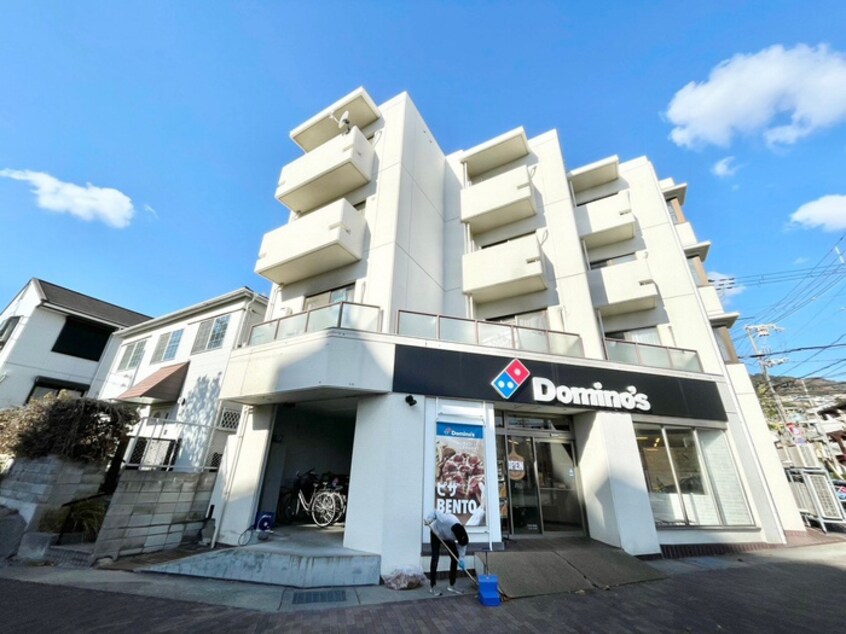 ドミノピザ(その他飲食（ファミレスなど）)まで400m サウザ－岡本