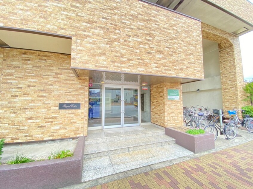 エントランス部分 ロイヤルコ－ポ