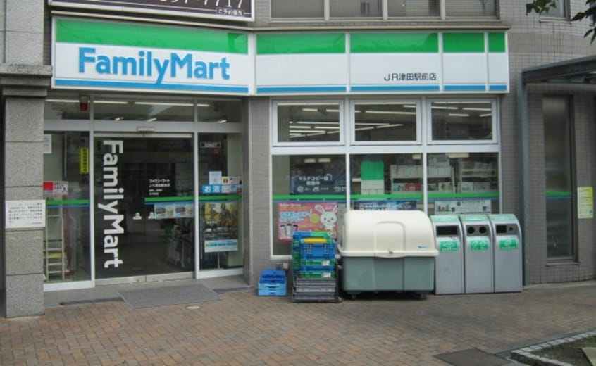 ファミリーマートJR津田駅前店(コンビニ)まで704m M′Sstyel東倉治