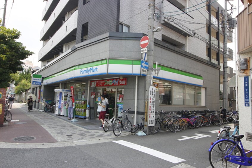 ファミリーマート西成区役所前店(コンビニ)まで270m 賀来マンション
