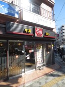 すき家(弁当屋)まで81m 福野マンション