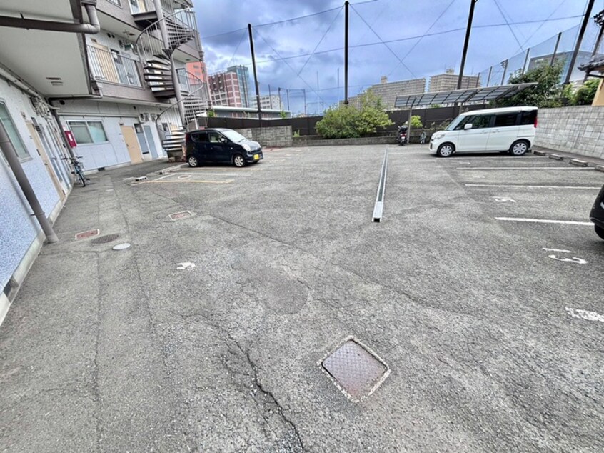 駐車場 コ－ポナカガワ