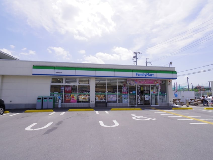 ファミリーマート(コンビニ)まで130m カザリベ城陽駅前