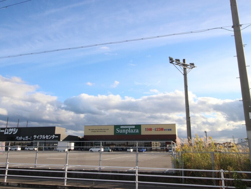 サンプラザ(スーパー)まで600m ＣＡＳＡ・ＣＯＭＦＯＲＴ