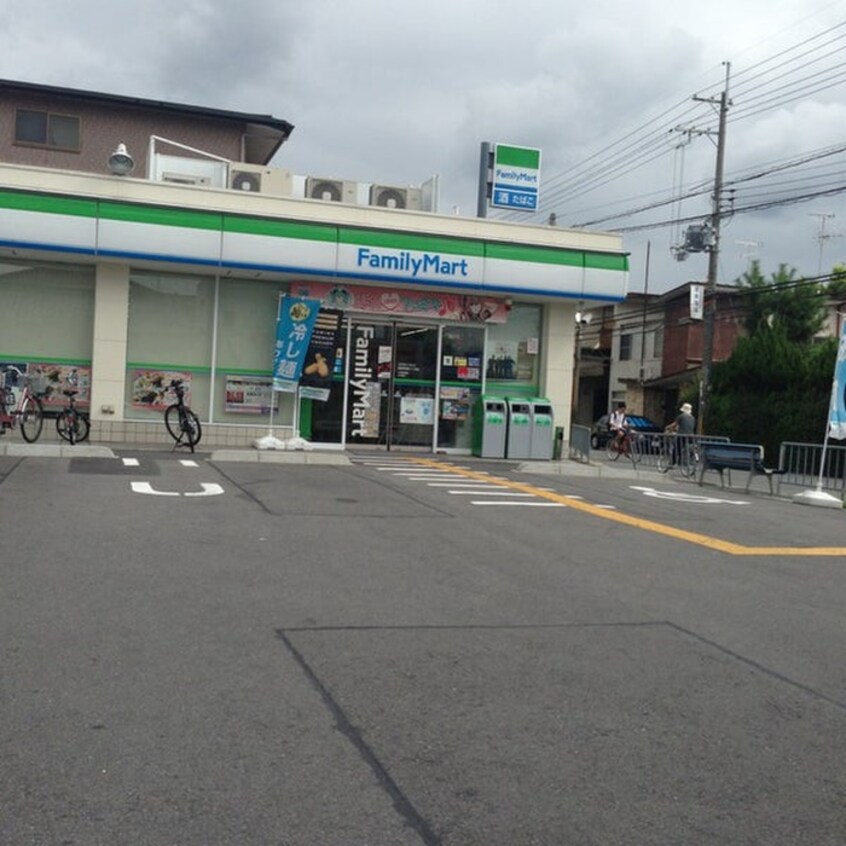 ファミリーマート高槻宮田町2丁目店(コンビニ)まで450m 目方ハイツ