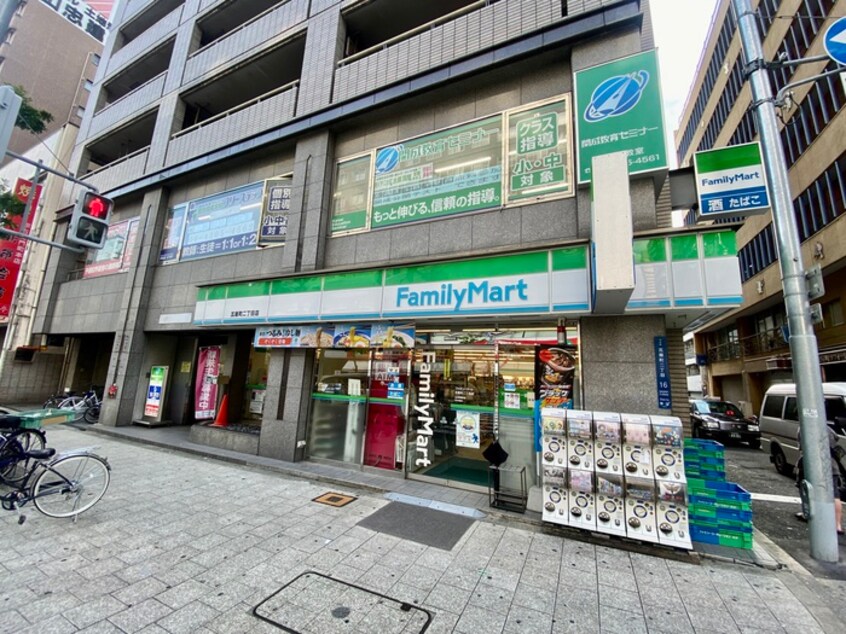 ファミリーマート(コンビニ)まで79m ﾌﾞﾘﾘｱﾝﾄｺｰﾄ心斎橋ｲｰｽﾄ