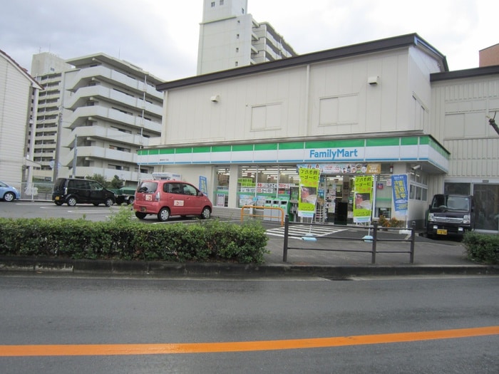 ファミリーマート(コンビニ)まで400m ロイヤルメゾン出戸