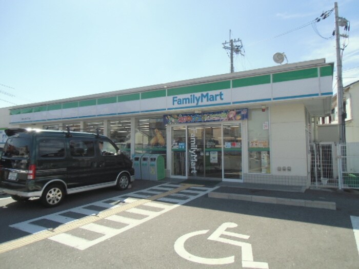 ファミリーマートさん(コンビニ)まで300m Ｍクレ－ル　Ｂ棟