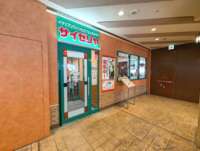 サイゼリヤ(その他飲食（ファミレスなど）)まで700m ルミエール弁天