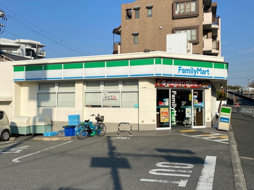 ファミリーマート豊中若竹町店(コンビニ)まで450m ヴェールアッシュⅠ