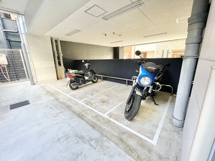 バイク置き場 アドバンス大阪ソルテ（909）