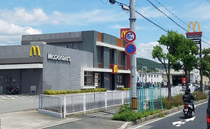 マクドナルド川西加茂店(ファストフード)まで1700m 源ハイツ