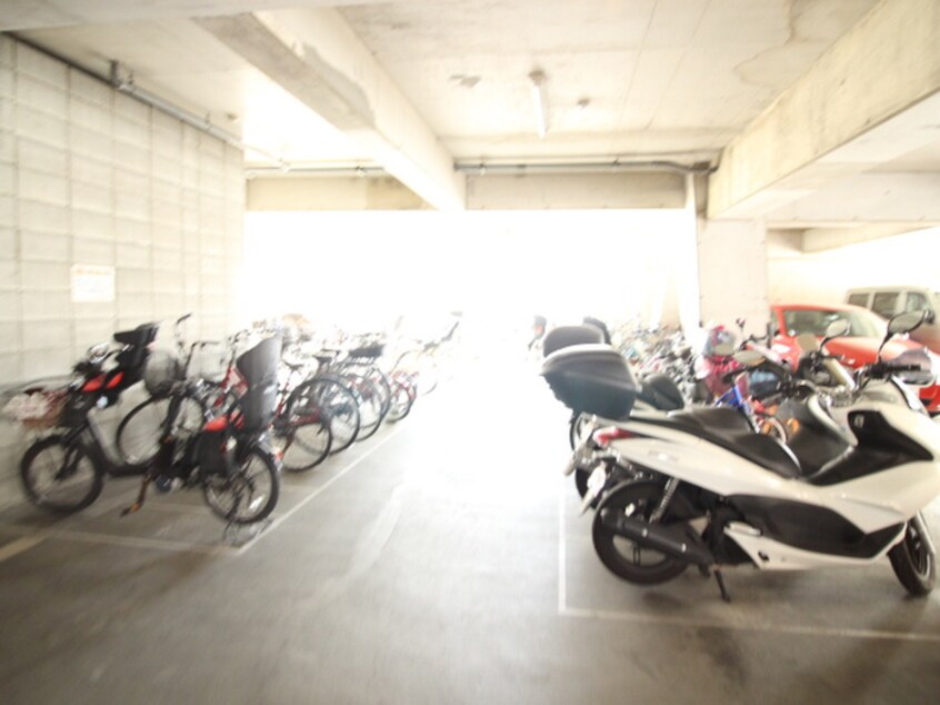 駐輪場 アイボリッチウエスト