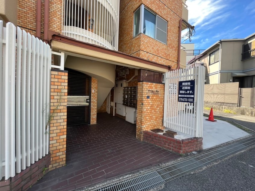 エントランス部分 テラス・ロ－ズマリ－