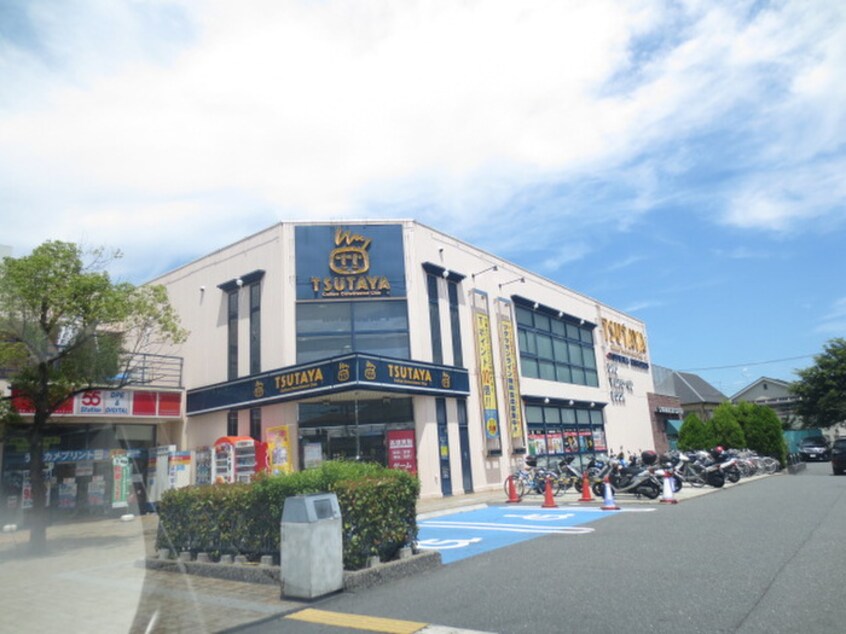 ＴＳＵＴＡＹＡ東香里店(本屋)まで673m 仲マンション