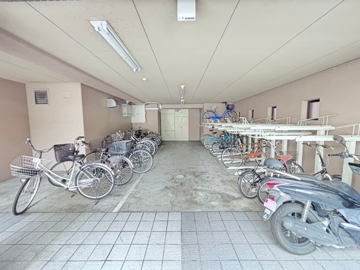 駐輪場 SHICATA SIX BLDG(701)