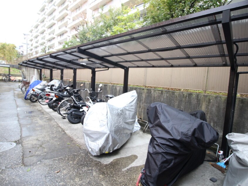 バイク置き場 ブリ－ジェ朝日ヶ丘