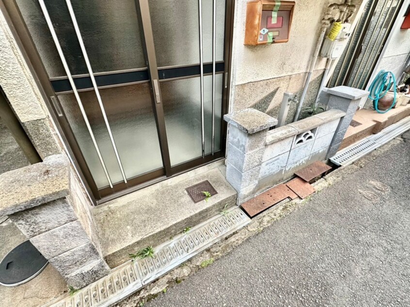 駐輪場 灰塚2階建貸家　左側