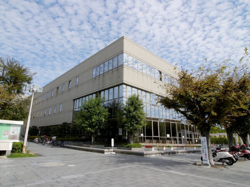 箕面市立 中央図書館(図書館)まで750m メイプルハイツ
