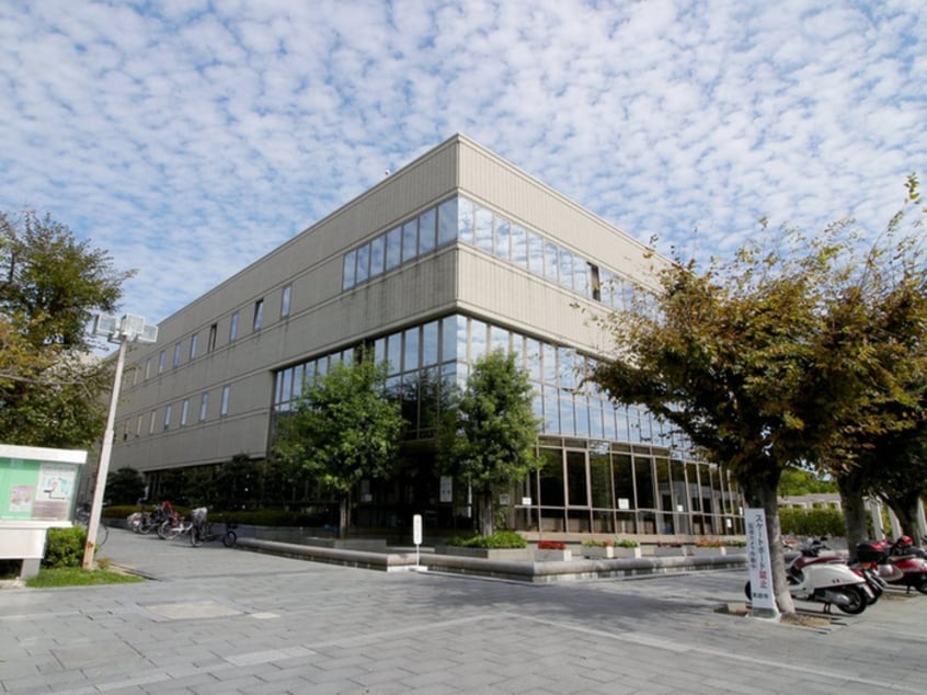 箕面市立 中央図書館(図書館)まで750m メイプルハイツ