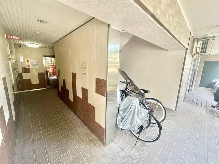 エントランス部分 グリシ－ヌ静徳