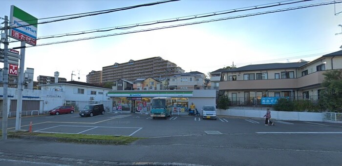 ファミリーマート(コンビニ)まで400m さやまハイツ