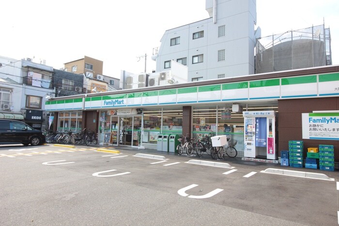 ファミリ－マ－ト大工大前店(コンビニ)まで400m リッチハイツ城北