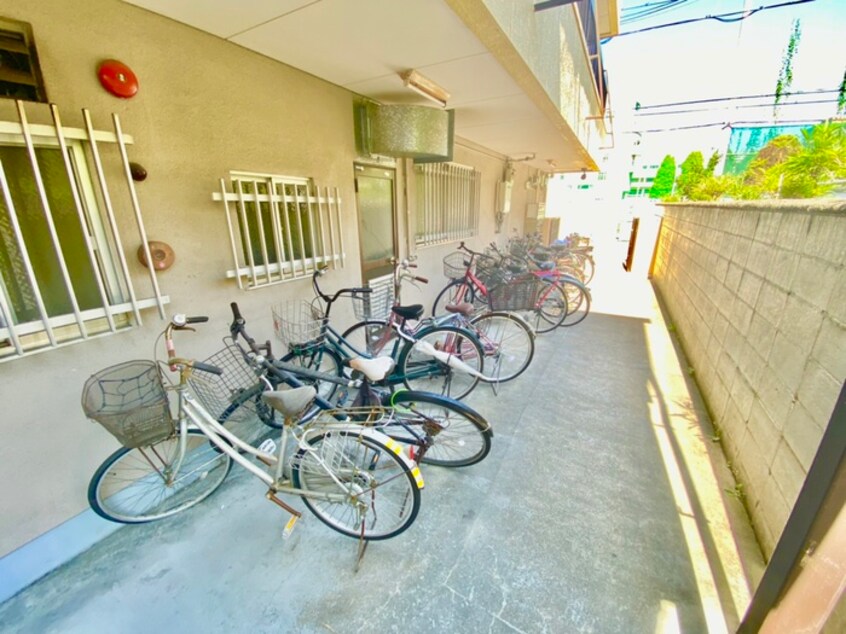 駐輪場 レジェンド小阪