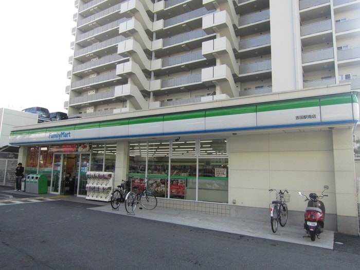 ファミリーマート　吉田駅前(コンビニ)まで364m Mark Villa 水走