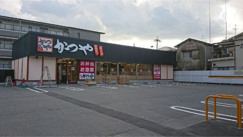 かつや(その他飲食（ファミレスなど）)まで400m メゾンフォルテ