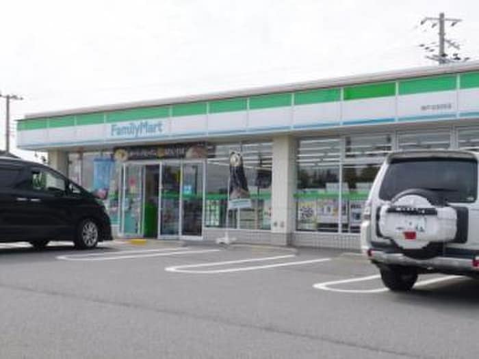 ファミリーマート(コンビニ)まで600m シティライフ服部