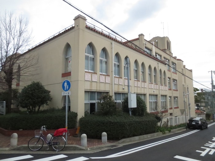 摩耶小学校(小学校)まで85m フロ－レスマヤ