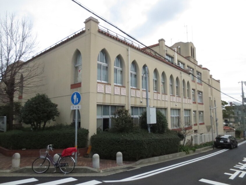 摩耶小学校(小学校)まで85m フロ－レスマヤ