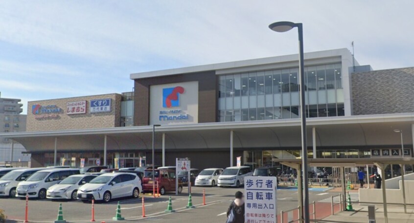 万代 上野芝店(スーパー)まで650m メゾン上野芝