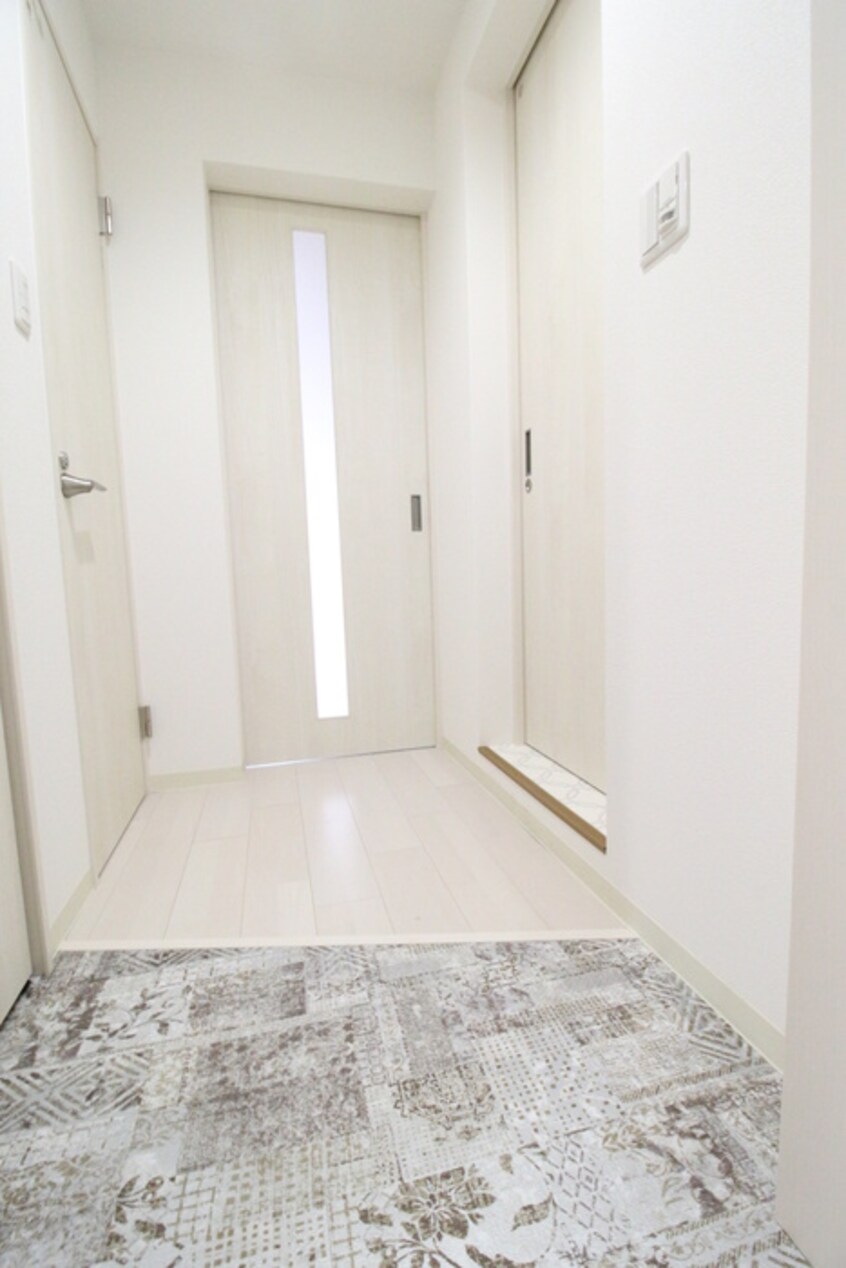 玄関 ロ－タス赤川