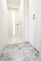 玄関 ロ－タス赤川