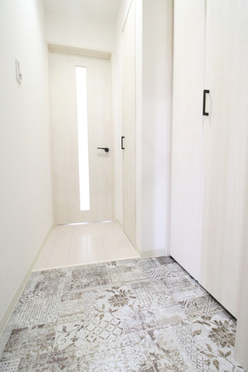 玄関 ロ－タス赤川