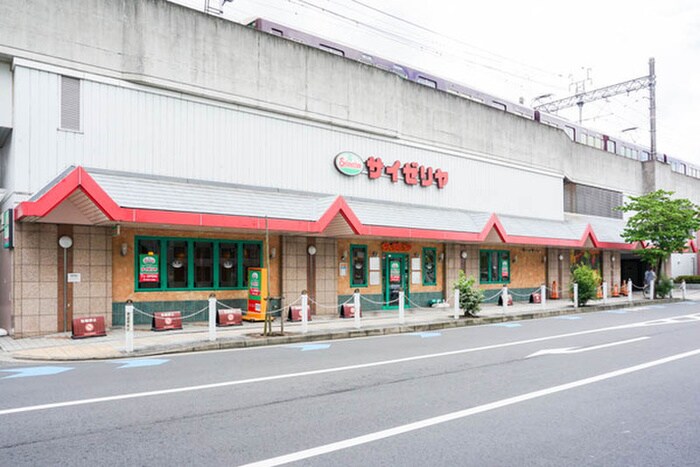 サイゼリヤ阪急高槻市駅前店(その他飲食（ファミレスなど）)まで350m 京口町貸家