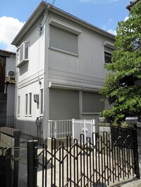 白い戸建の家