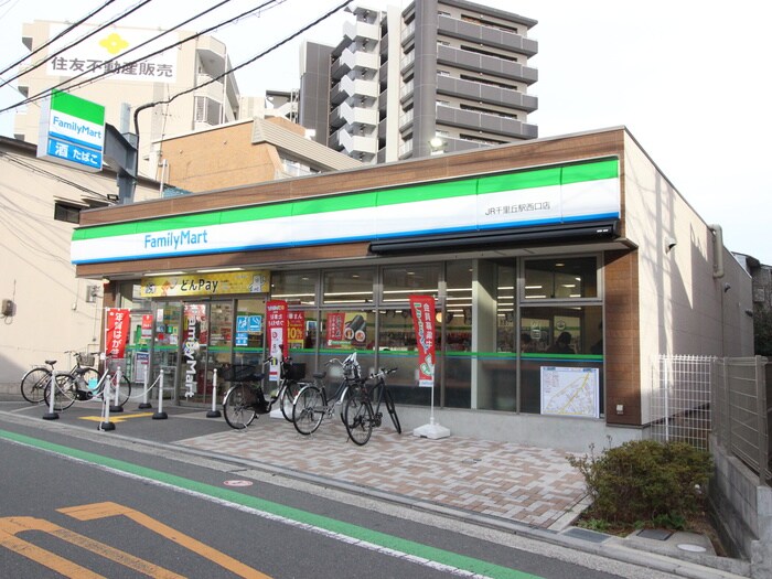 ファミリーマート JR千里丘駅西口店(コンビニ)まで50m アビンジャ－コ－ト