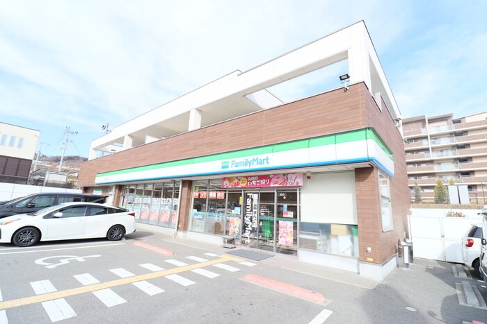ファミリーマート 彩都西駅前店(コンビニ)まで441m グランヴァレ－彩都
