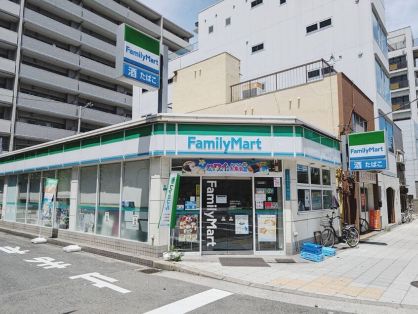 ファミリーマート(コンビニ)まで165m ｺｽﾓﾌﾟﾚﾐｱﾑ･ﾍﾞｲ大阪(906)