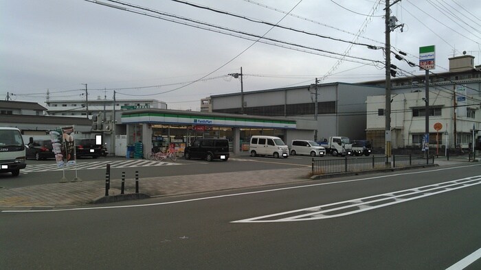 ファミリーマート八幡月夜田店(コンビニ)まで320m 西村ハイツ