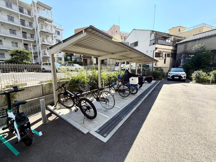 バイク置き場 セレニテ福島プリエ