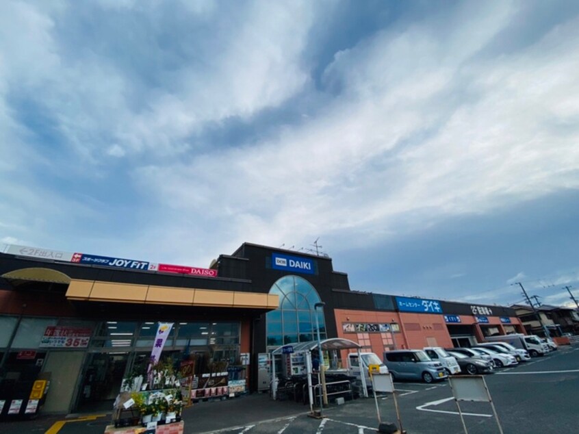 DAIKI(電気量販店/ホームセンター)まで1000m 松治興産ビル