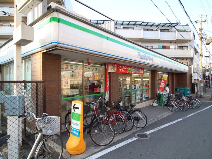 ファミリーマート 萱島駅前店(コンビニ)まで845m プランドール・マツカワ