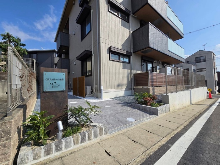 エントランス部分 GRAMM六地蔵A棟