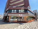 セブンイレブン(コンビニ)まで89m ﾌﾟﾚｻﾝｽOSAKADOMECITYｸﾛｽﾃｨ(603)