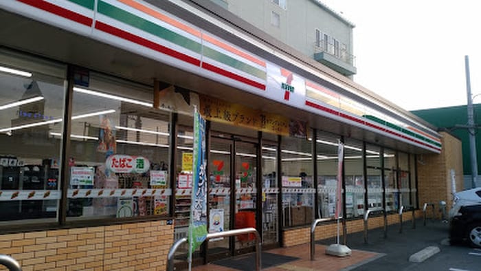 セブンイレブン(コンビニ)まで800m エスポワール・アイ北春日丘Ⅲ