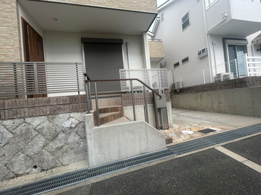 エントランス部分 箕面市萱野4丁目住宅